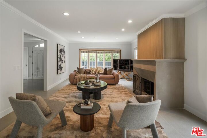 Property Photo:  725 N Doheny Dr  CA 90210 