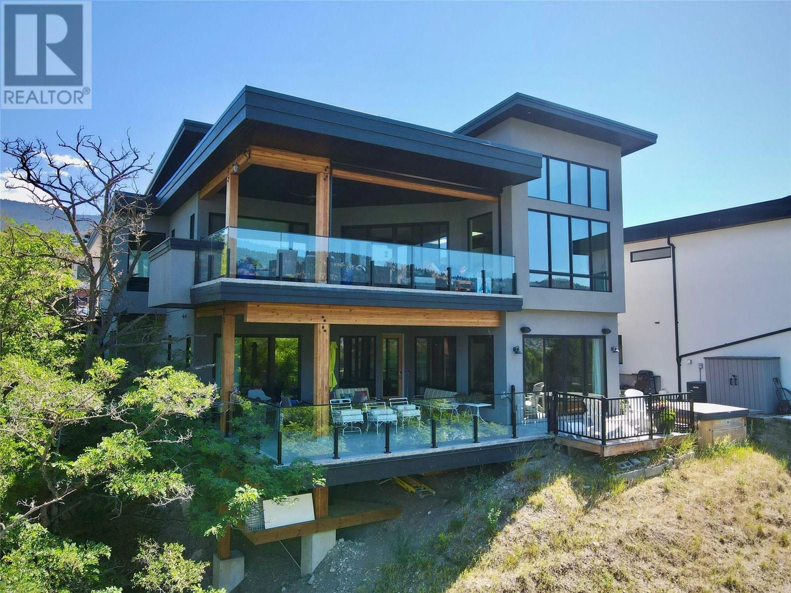 Photo de la propriété:  15896 Claridge Drive  BC V4V 2T6 