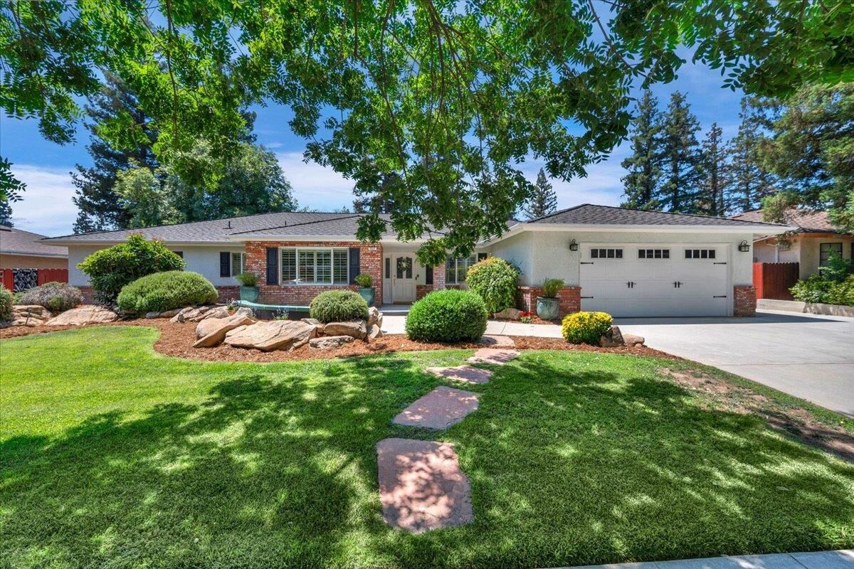 Property Photo:  1527 E Fallbrook Avenue  CA 93720 