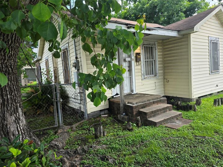 Property Photo: 1609 Cavalcade Street TX 77009