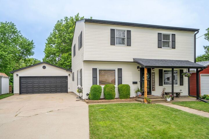 Property Photo:  305 E 20th Street S  IA 50208 