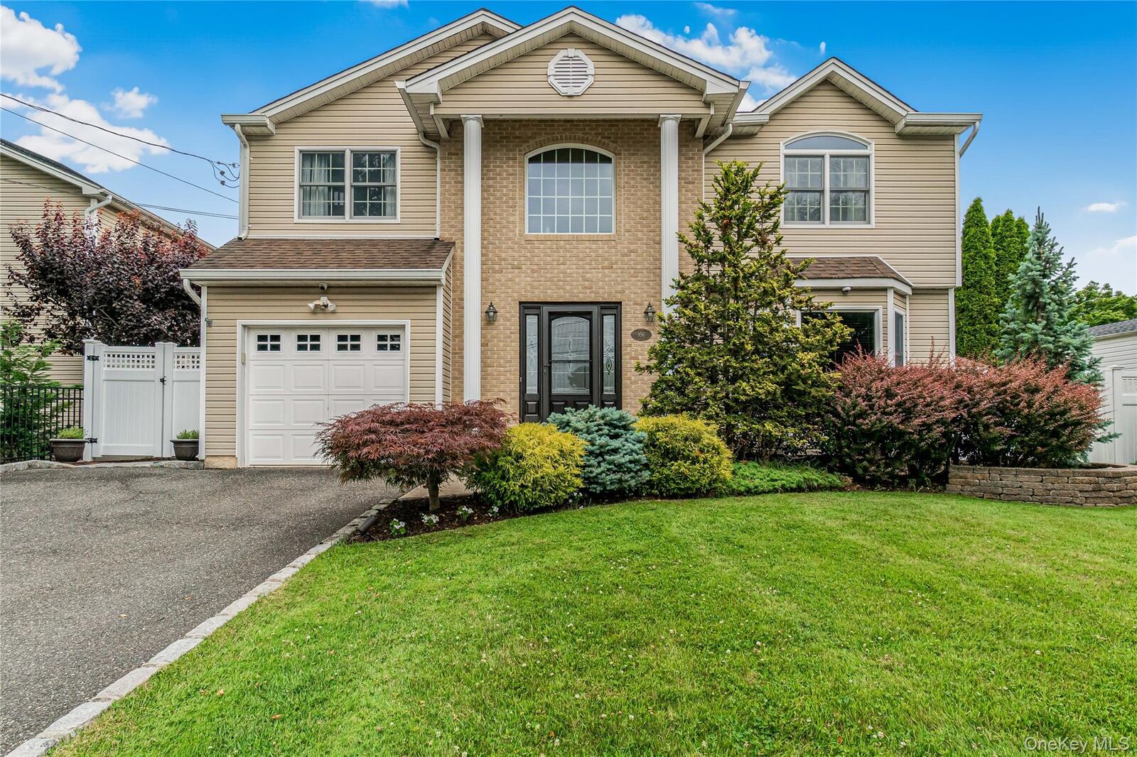 Property Photo:  956 N Park Avenue  NY 11758 