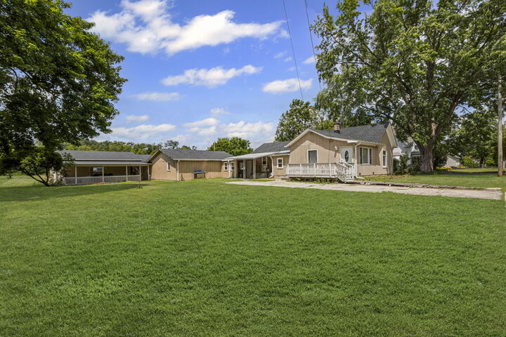 Property Photo: 906 N State Street IL 60152