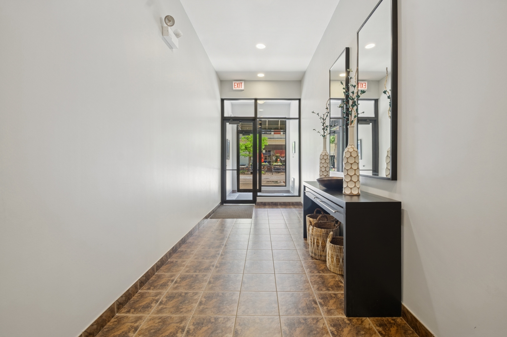 Property Photo: 2326 W Giddings Street 305 IL 60625