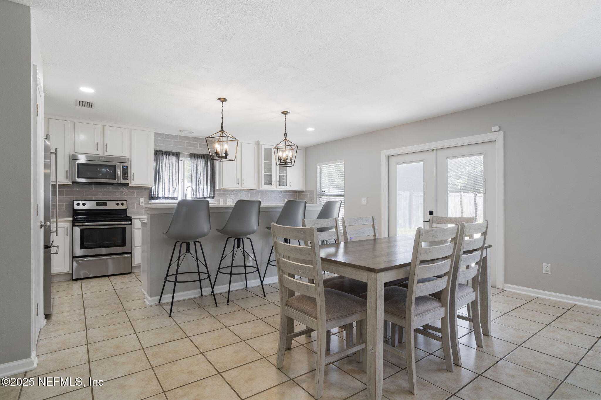 Property Photo: 7495 Hawks Cliff Drive FL 32222