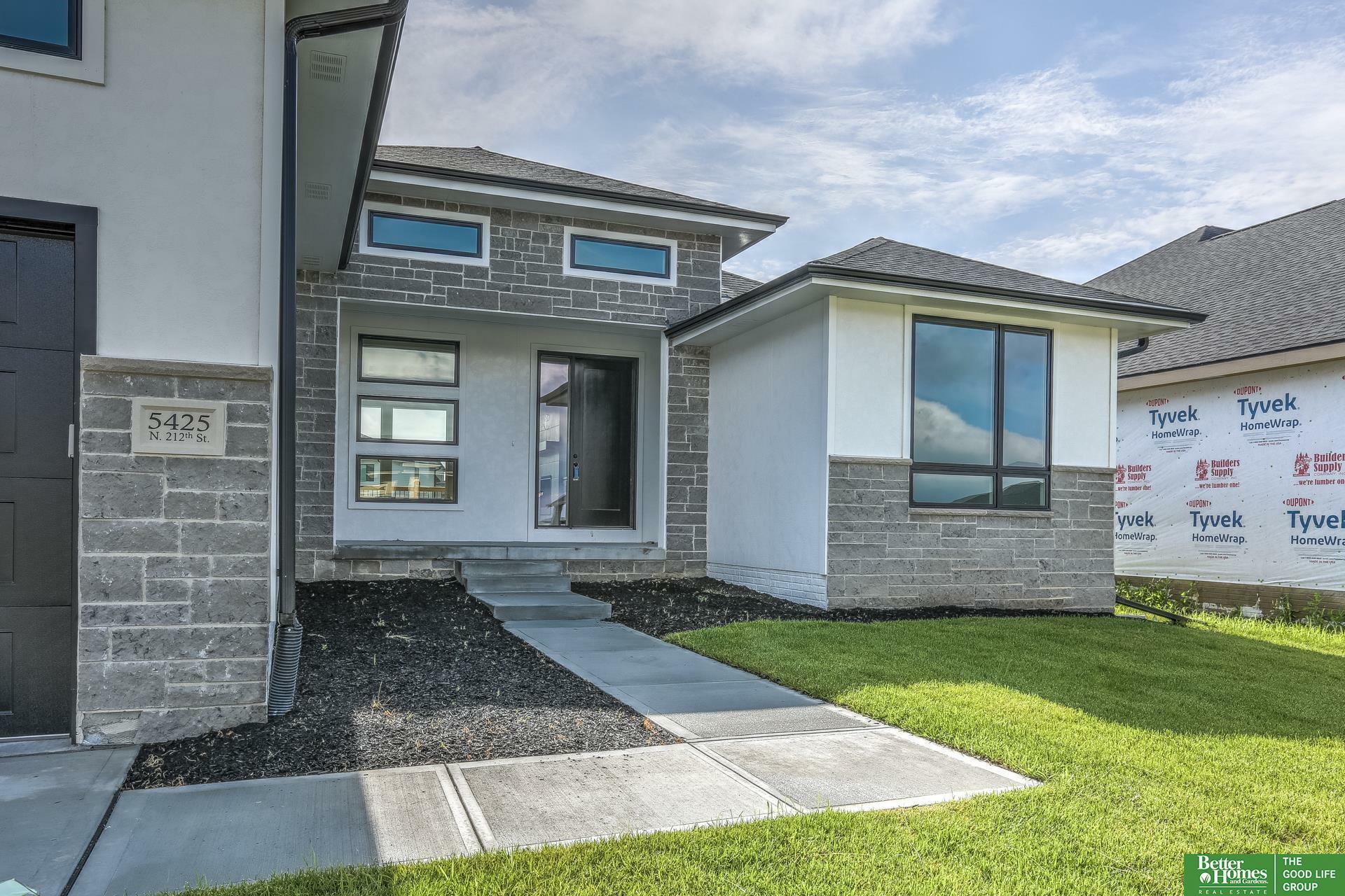 Property Photo:  5425 N 212 Street  NE 68022 