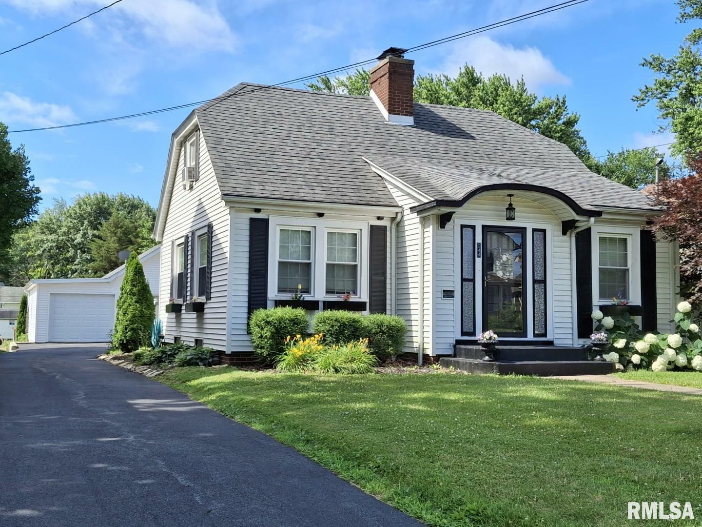 Property Photo: 244 W Chestnut Street IL 61520