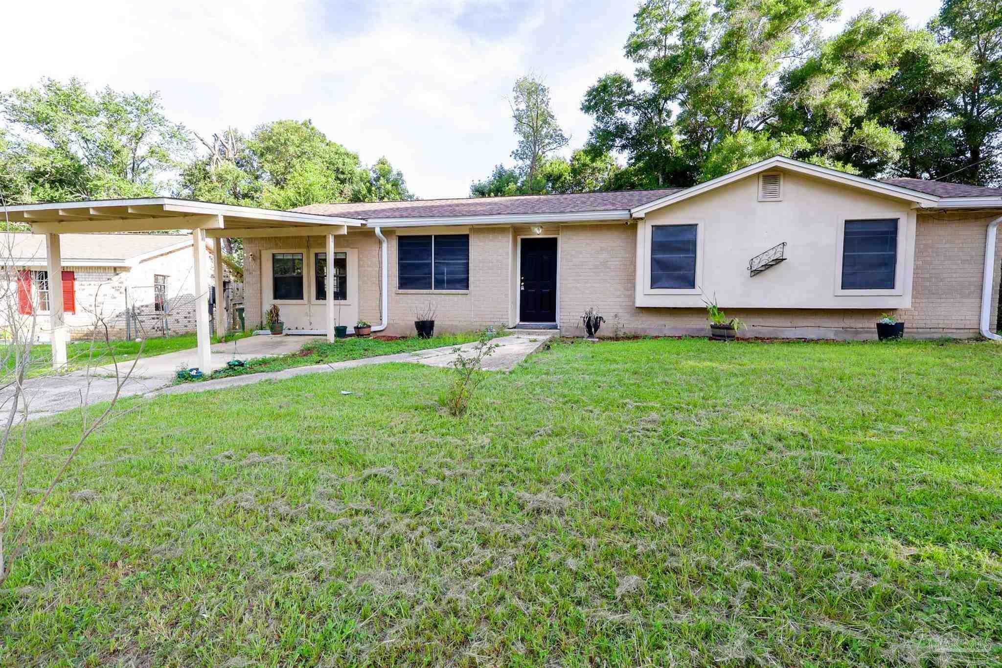 Property Photo: 203 Overlook Dr FL 32503