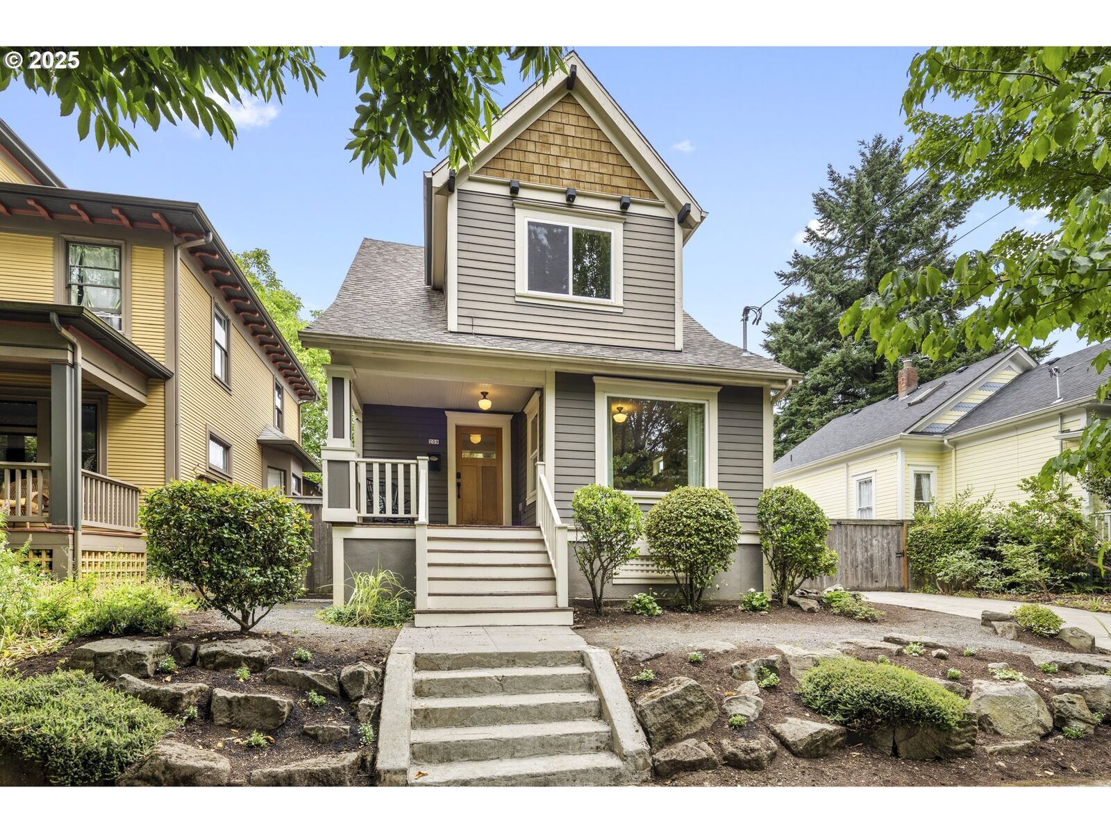 Property Photo:  209 NE Fargo St  OR 97212 