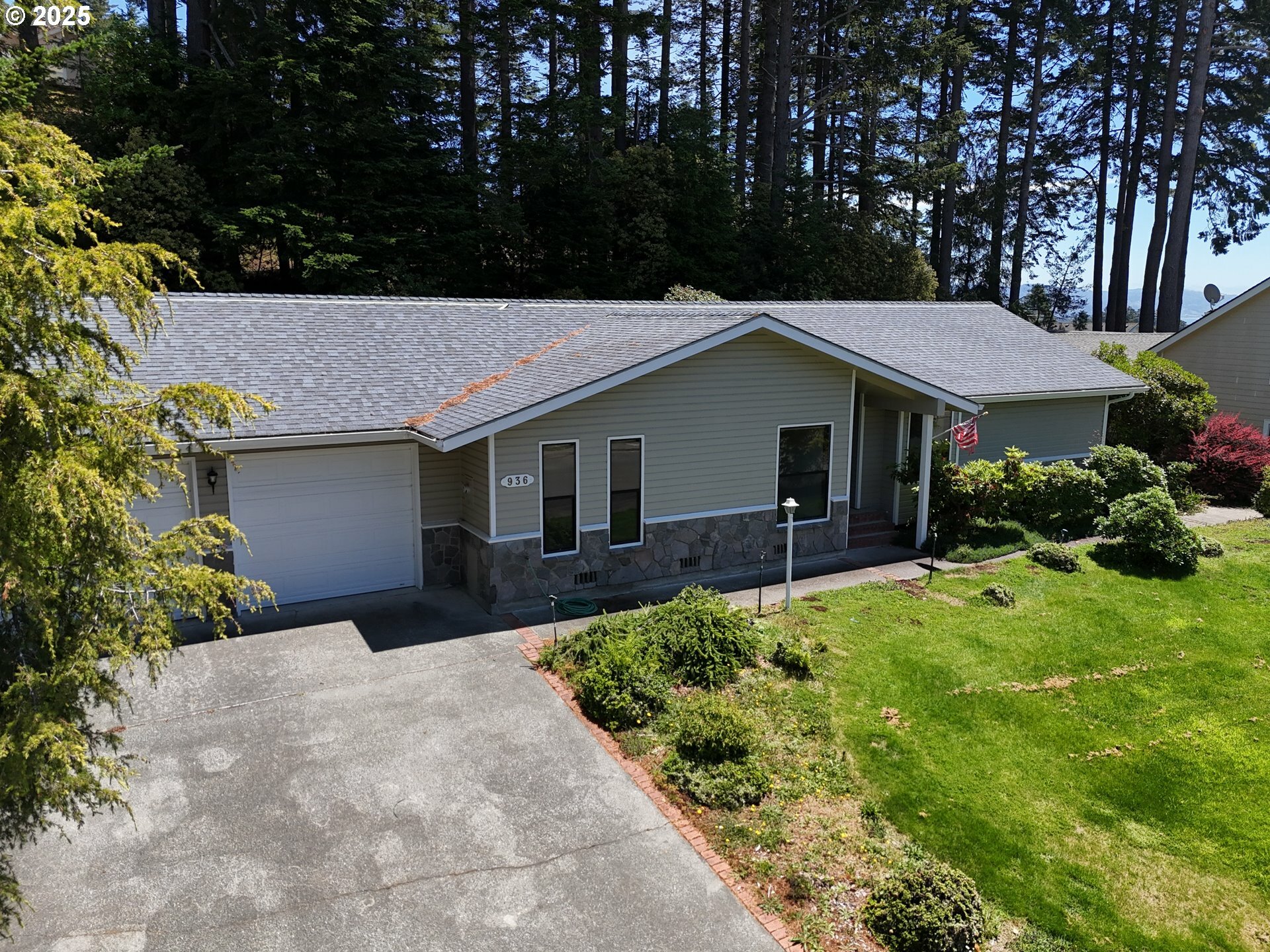 Property Photo: 936 Helen Ln OR 97415