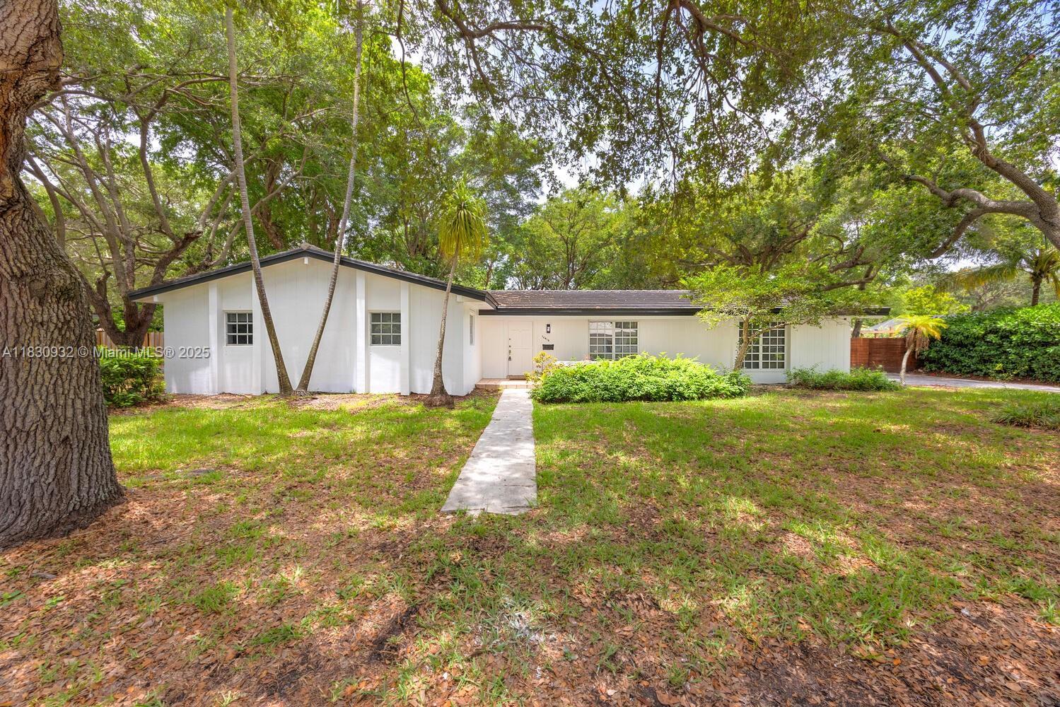 Property Photo: 16412 SW 74th Ct FL 33157