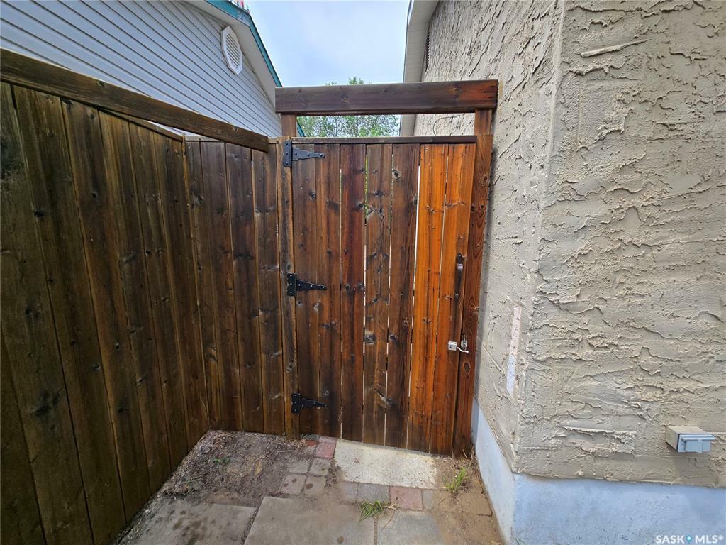 Property Photo: 421 Lisgar Avenue SK S7L 5G7