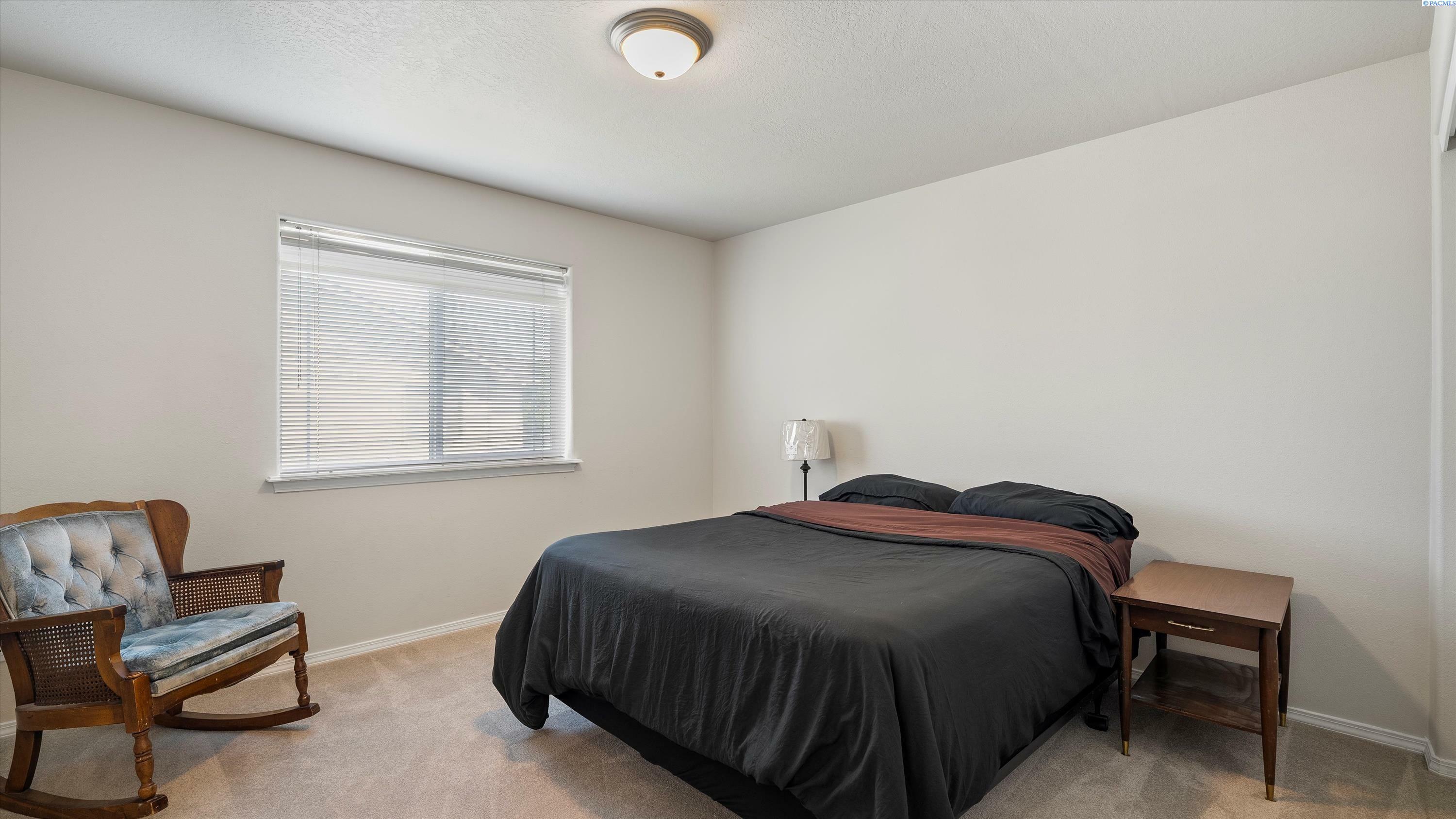 Property Photo: 9907 Chelan Ct WA 99301