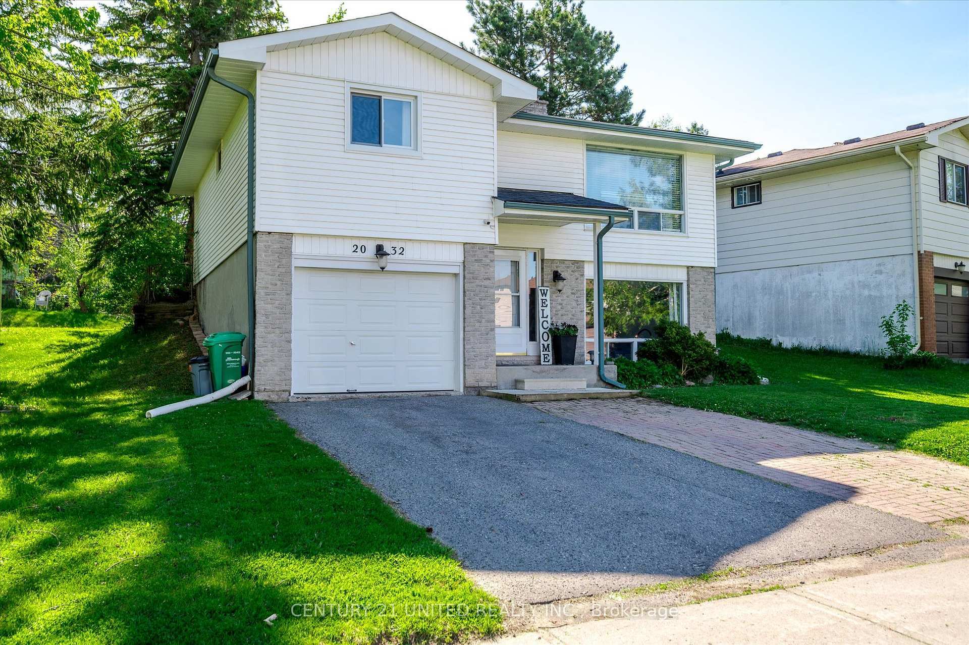 Photo de la propriété:  2032 Walker Avenue  ON K9L 1S1 