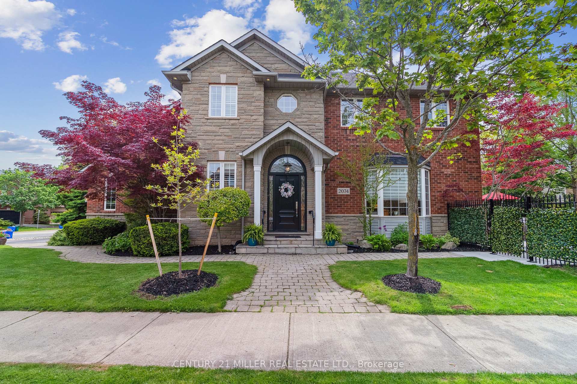 Photo de la propriété: 2074 Springdale Road ON L6M 4C7