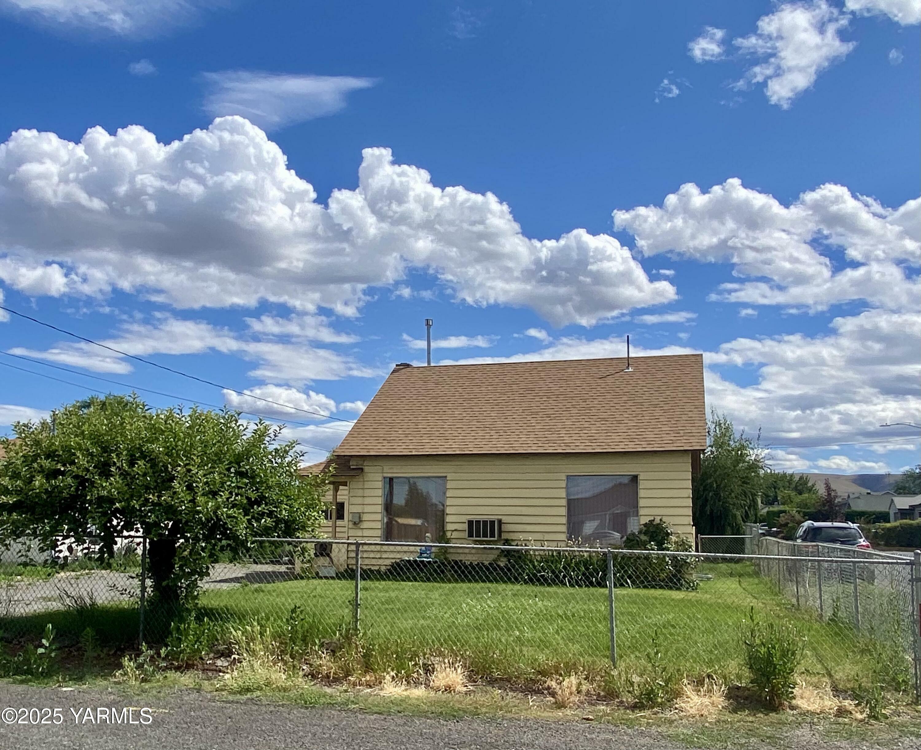 1024 Woodland Ave  Yakima WA 98902 photo
