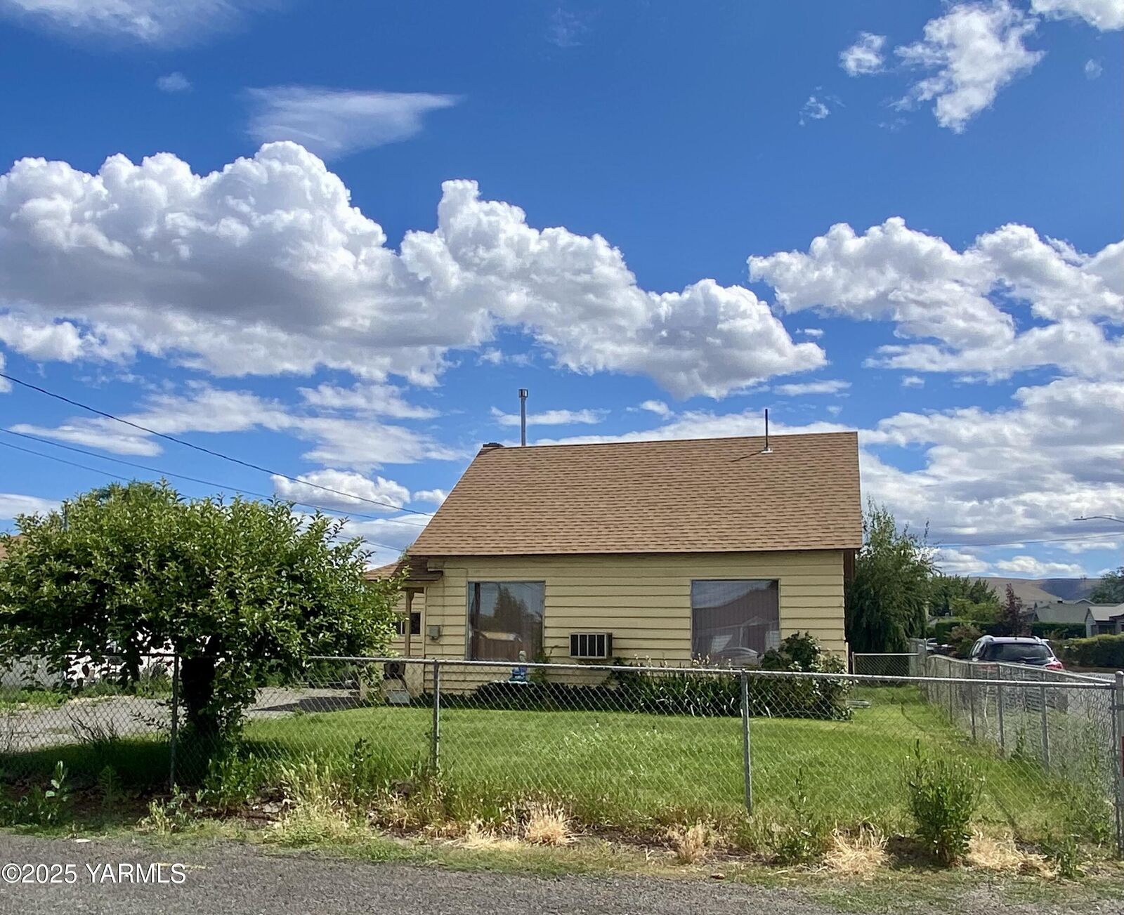 Property Photo:  1024 Woodland Ave  WA 98902 