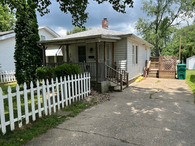 Property Photo:  912 E Henderson Avenue  IL 62521 