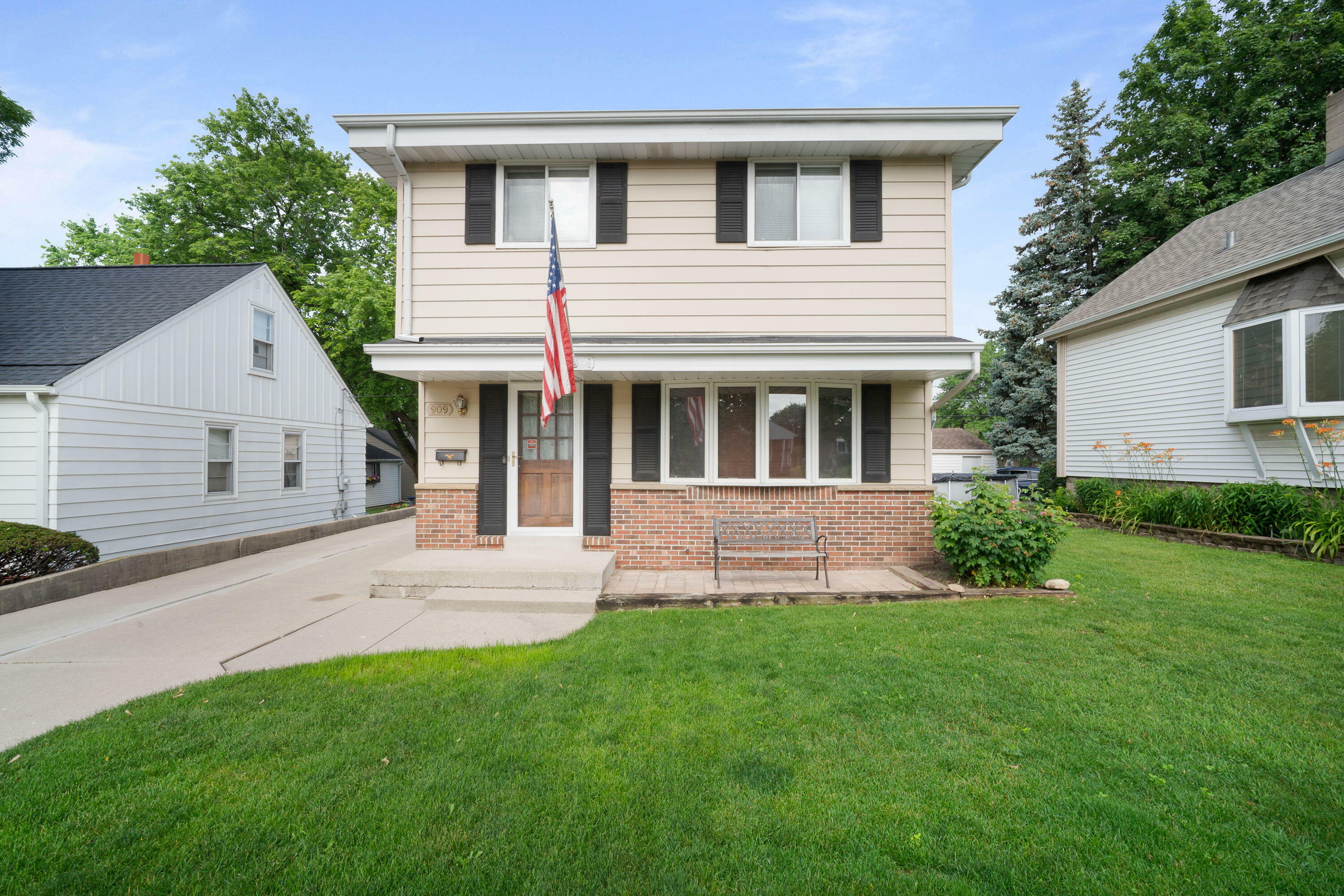 909 S 110th St  West Allis WI 53214 photo