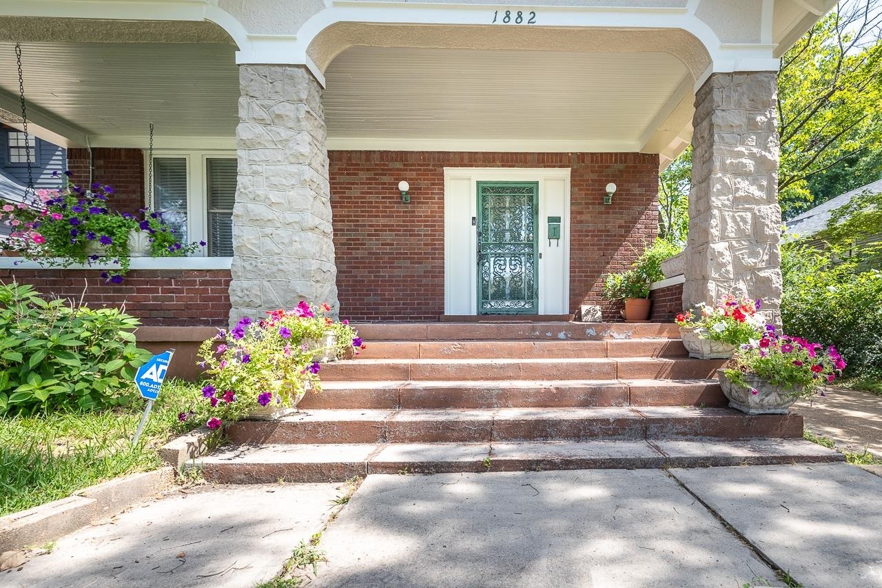 Property Photo: 1882 Walker Ave TN 38114