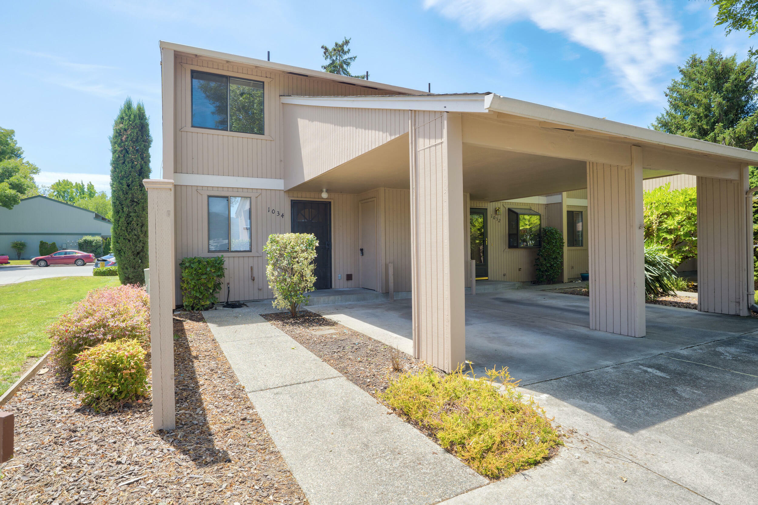 Property Photo:  1034 SE Camelot Drive  OR 97526 