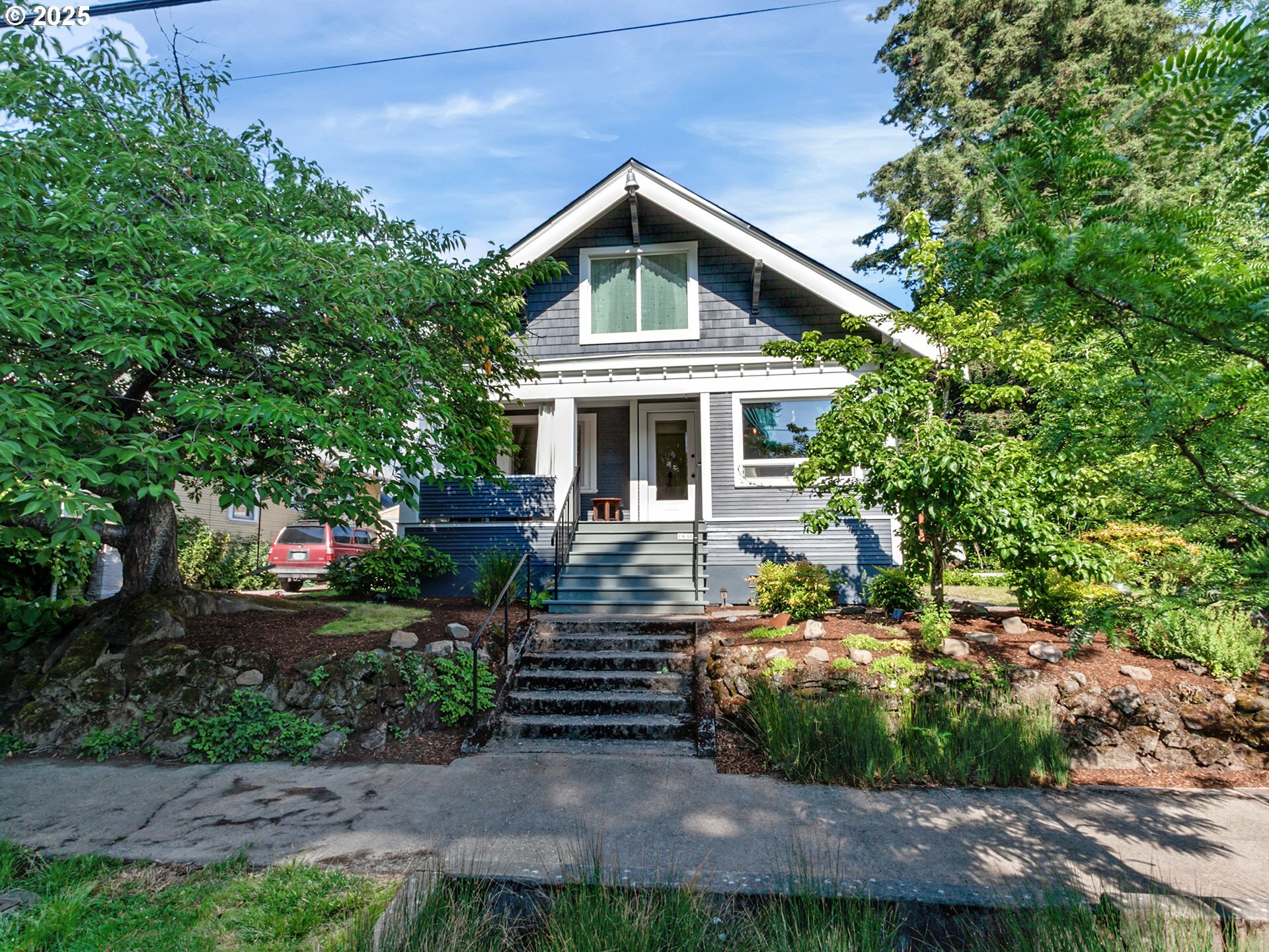 Property Photo:  1630 SE 46th Ave  OR 97215 