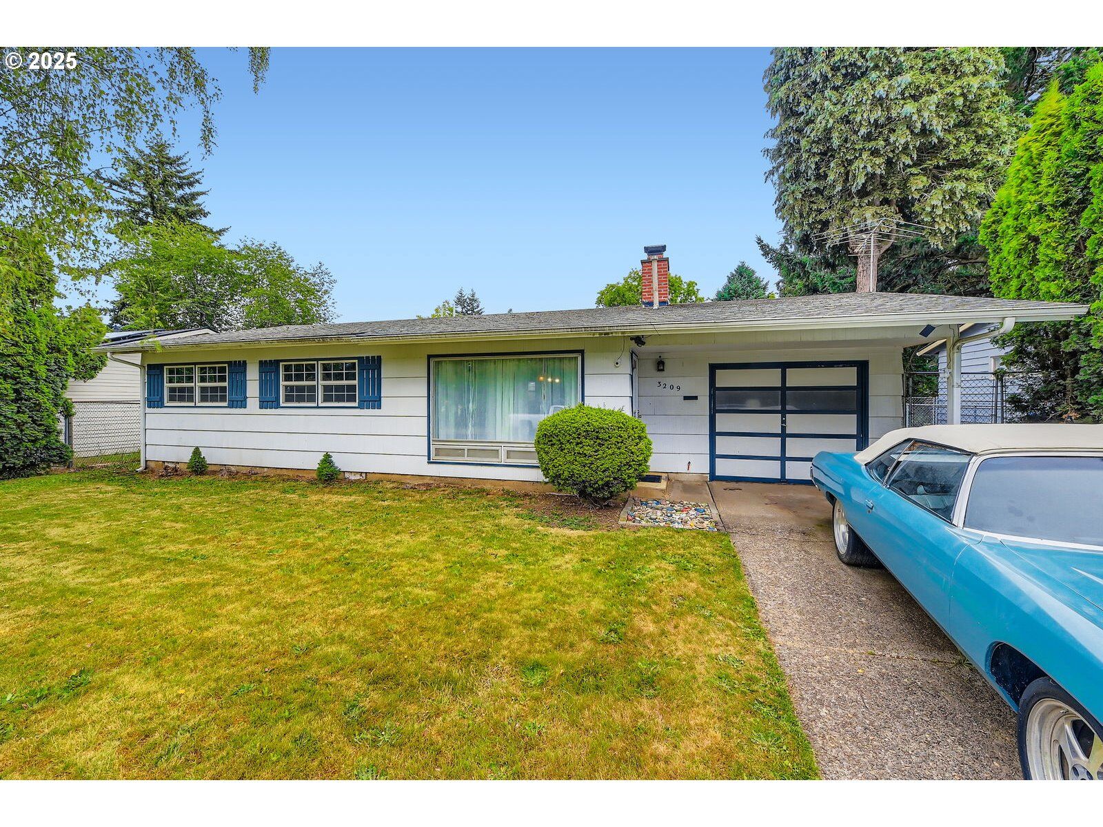 Property Photo:  3209 SE 165th Pl  OR 97236 