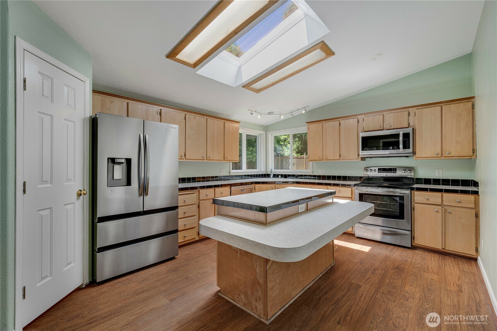 Property Photo: 1402 Sitterly Place E WA 98366