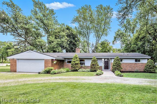 Property Photo:  124 Belhaven Drive  MI 48085 