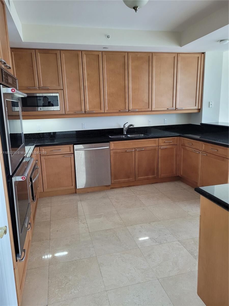 Property Photo: 20201 E Country Club Dr 2203 FL 33180