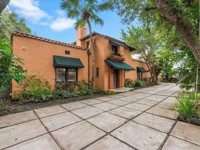 1006 S Greenway Dr  Coral Gables FL 33134 photo