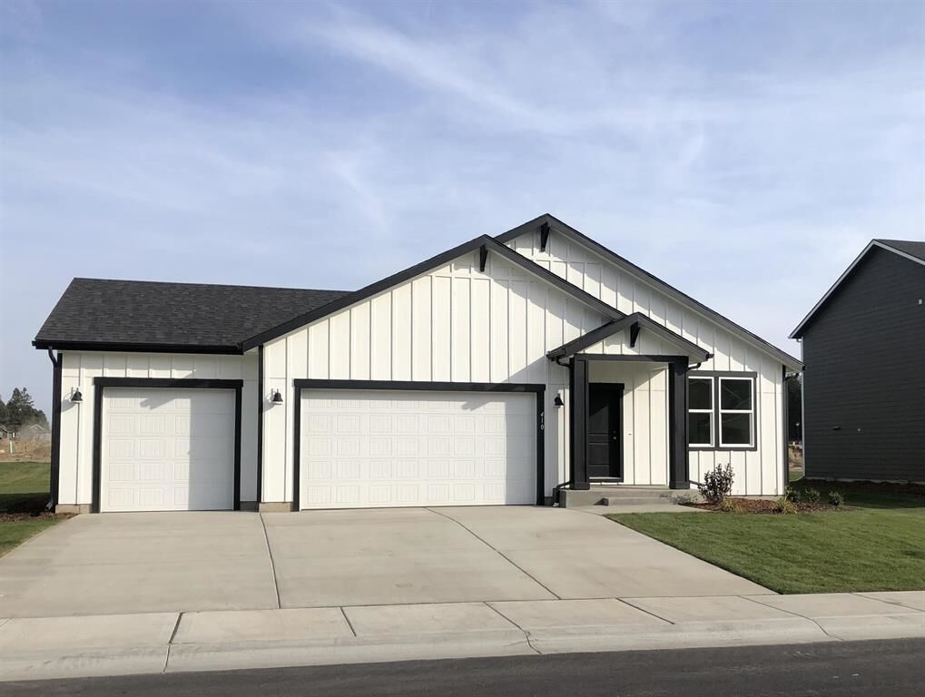 Property Photo:  410 N Arcadia Ave  WA 99006 