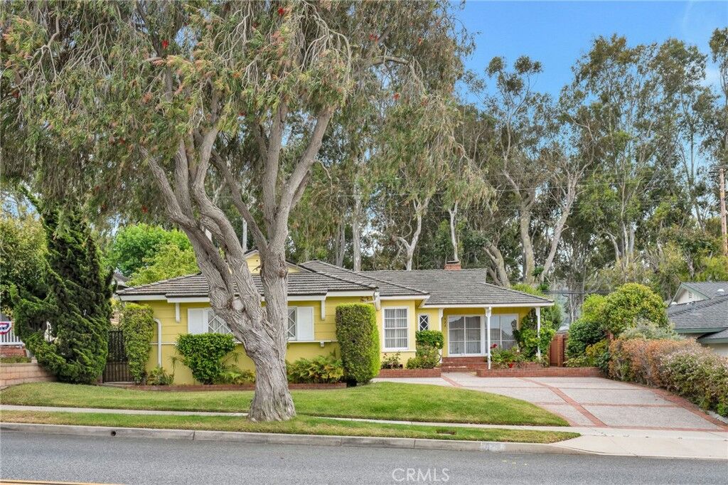 Property Photo: 422 Calle De Arboles CA 90277