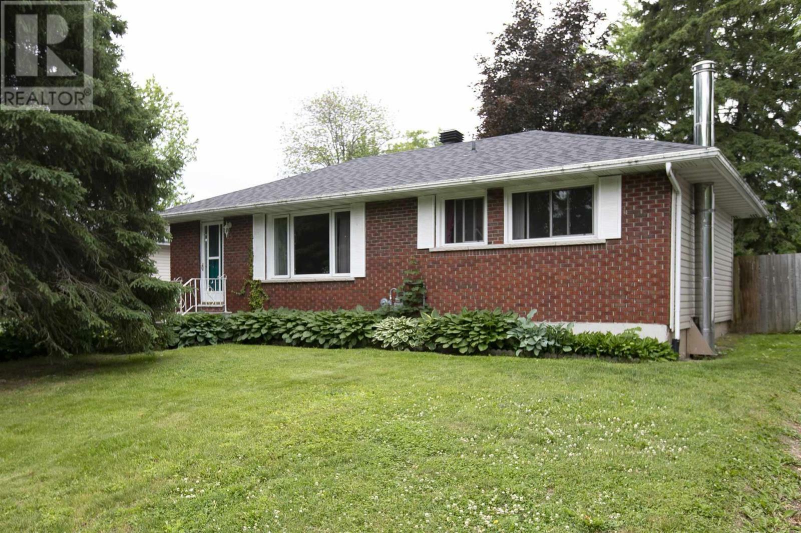 Property Photo:  25 Primose Dr  ON P6B 4E7 