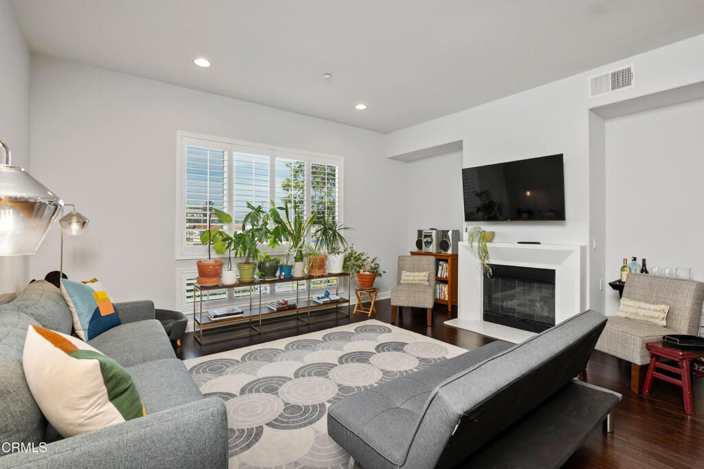 Property Photo: 10878 Bloomfield Street 310 CA 91602