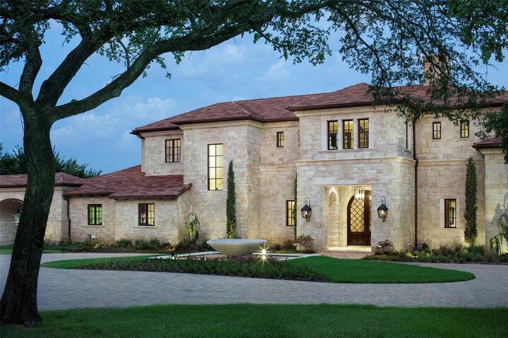 Property Photo: 690 S Peytonville Avenue TX 76092