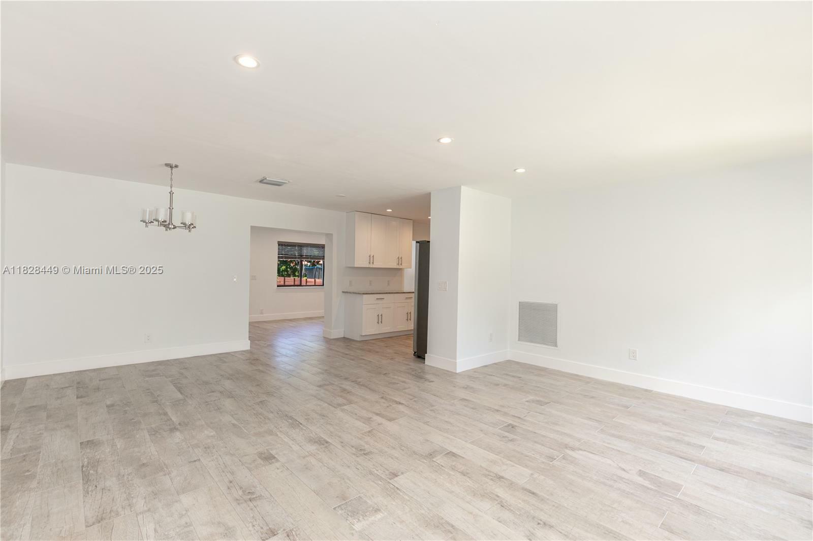 Property Photo:  1116 NE 117th St  FL 33161 
