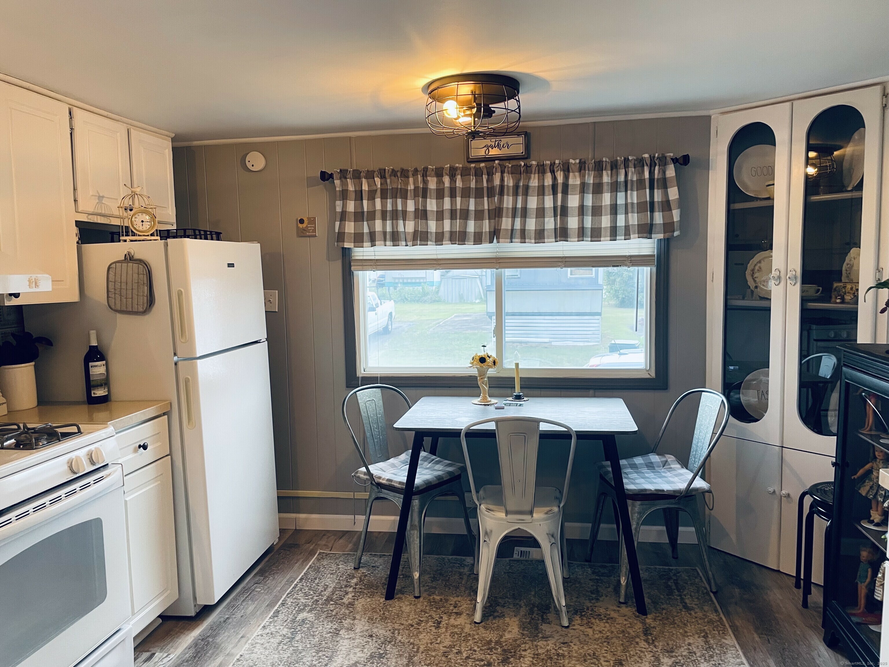 Property Photo:  10 Narragansett Road  CT 06118 