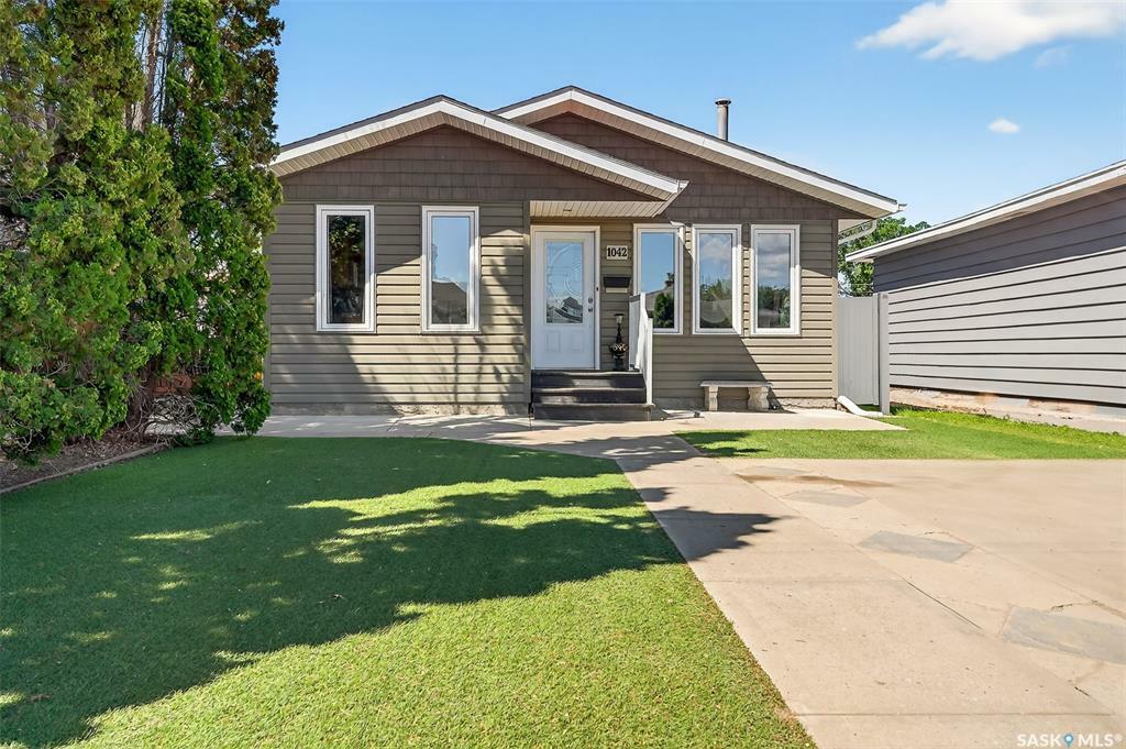 1042 Montgomery Street W  Moose Jaw SK S6H 2X1 photo