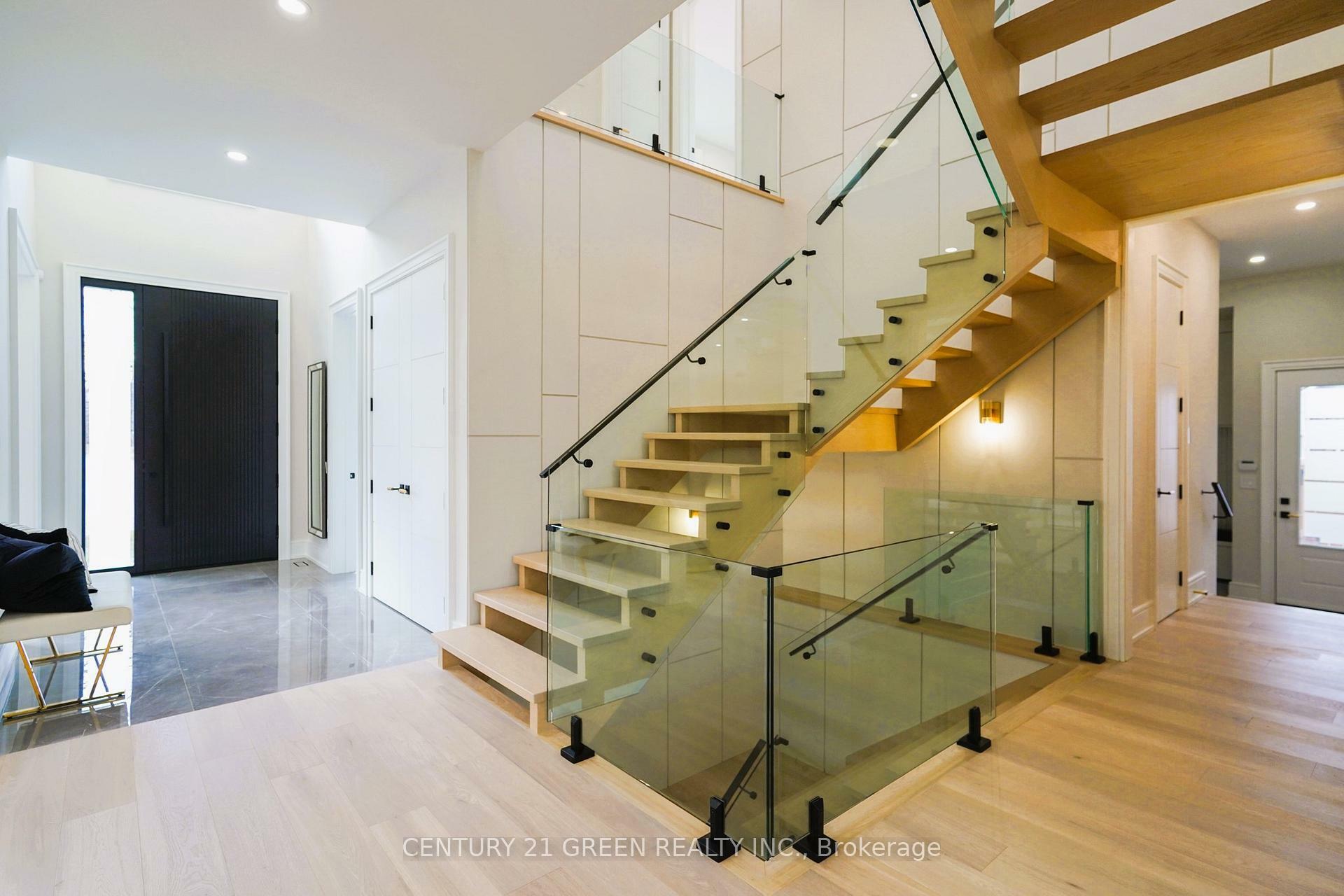 Photo de la propriété: 49 Grantbrook Street ON M2R 2E8