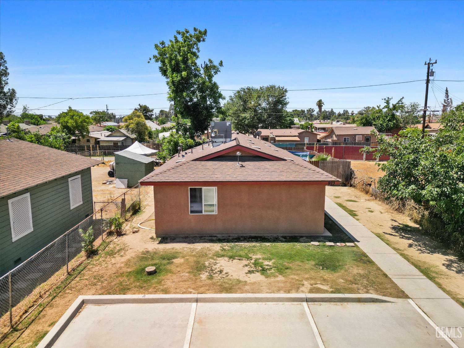 Property Photo:  923 Eureka Street  CA 93305 