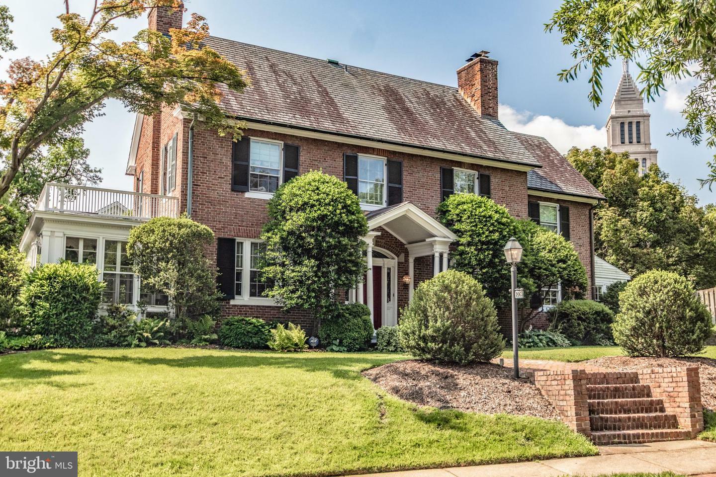 Property Photo:  206 N View Terrace  VA 22301 