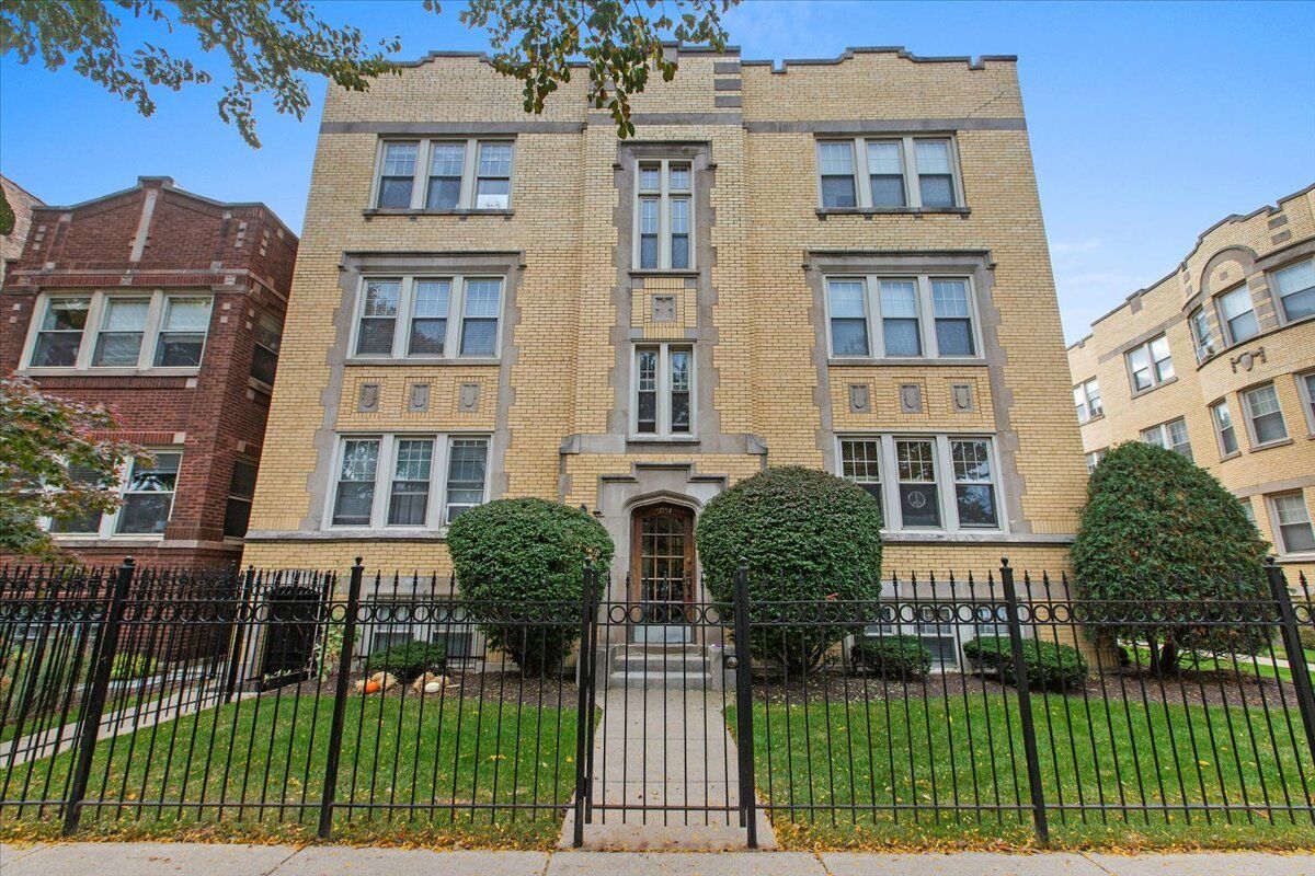 Property Photo: 5064 N Wolcott Avenue N1 IL 60640