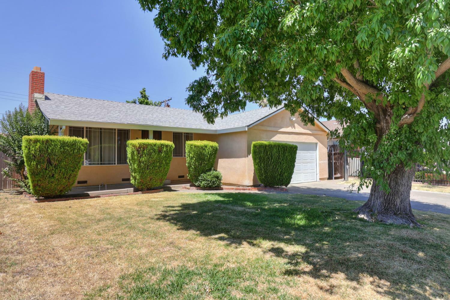Property Photo:  2021 Arliss Way  CA 95822 