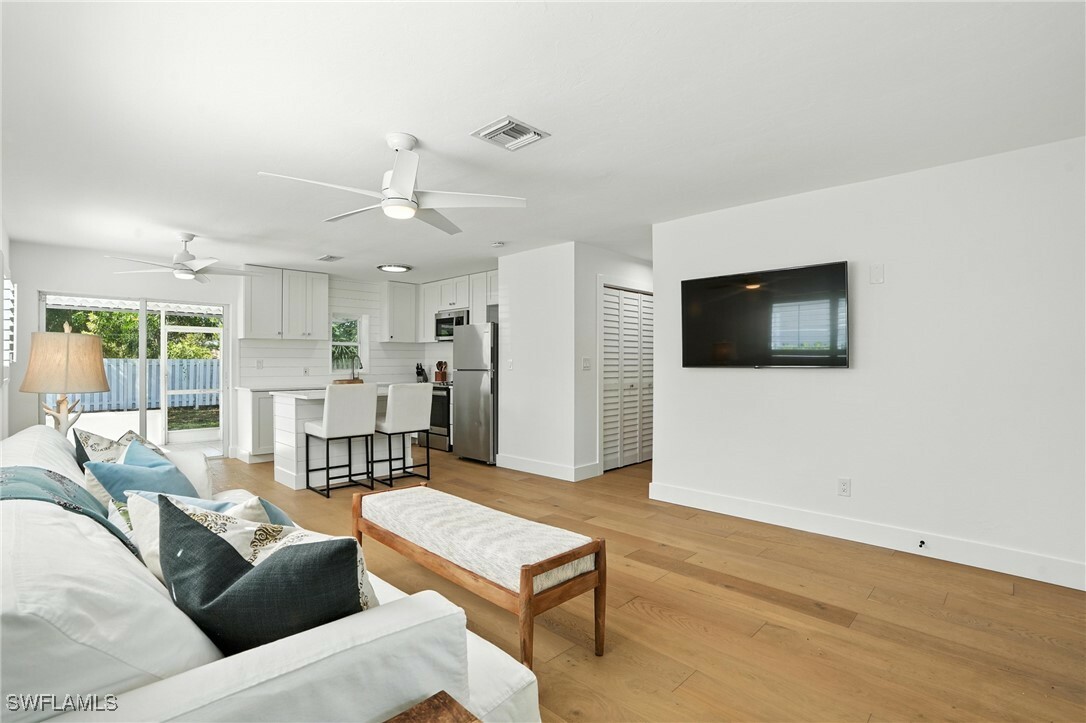 Property Photo: 1324 Highlands Drive FL 34103