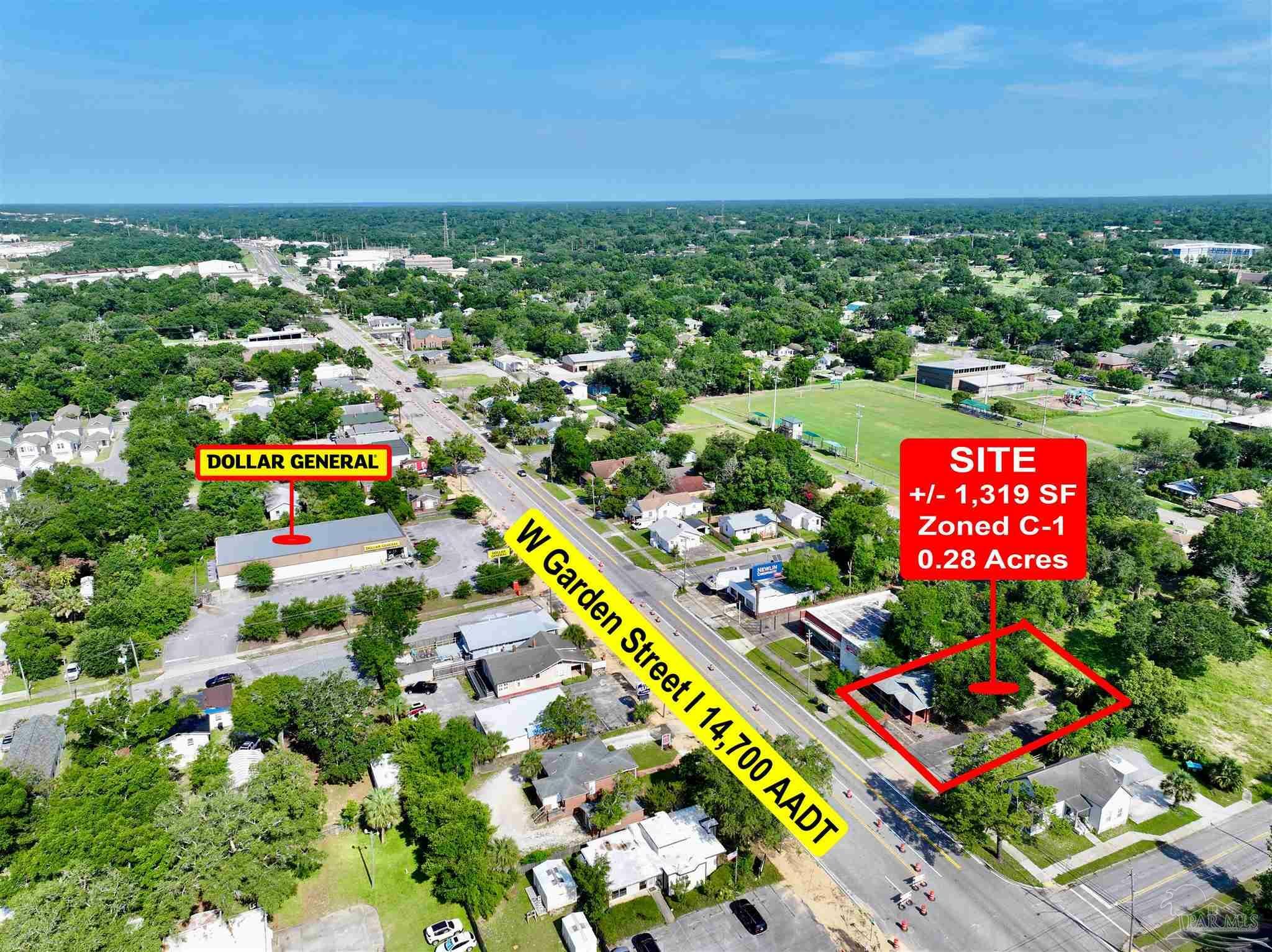 Property Photo: 1304 W Garden St FL 32502