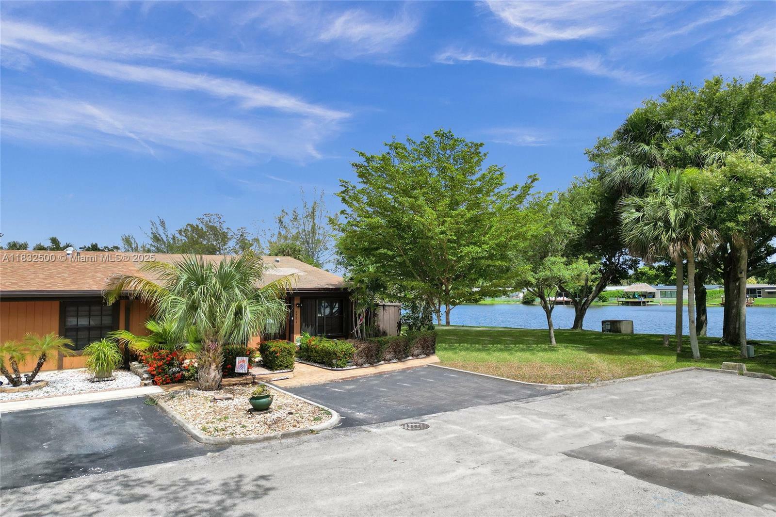 Property Photo: 2251 Dogwood Ct FL 33026