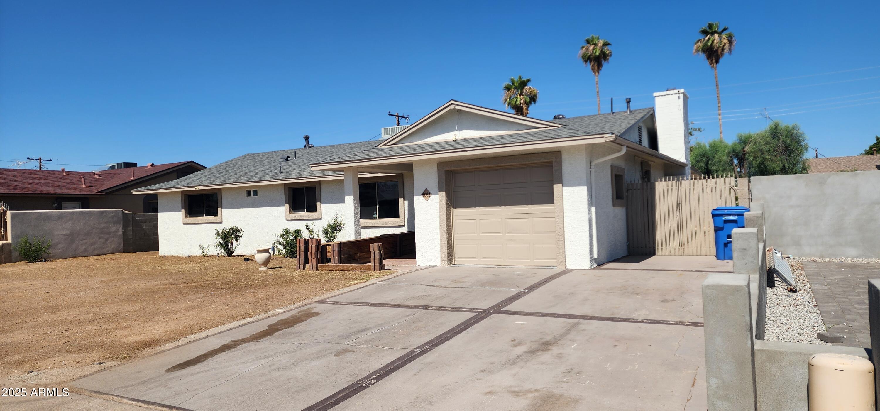 Property Photo: 4033 N 78th Avenue AZ 85033