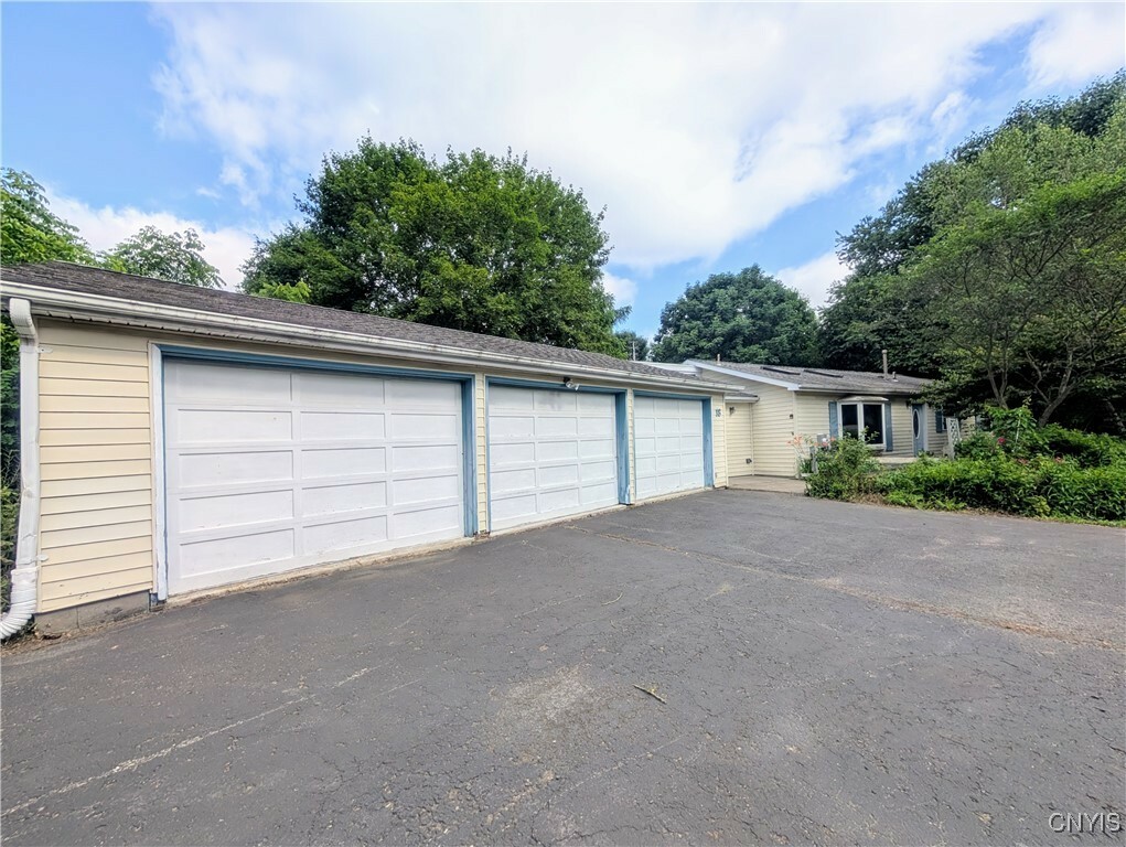 Property Photo: 18 Chelsey Circle NY 13068