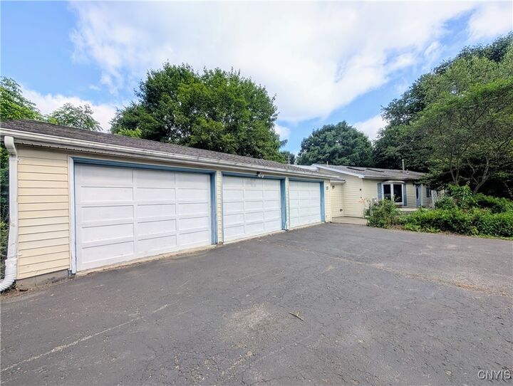 Property Photo: 18 Chelsey Circle NY 13068